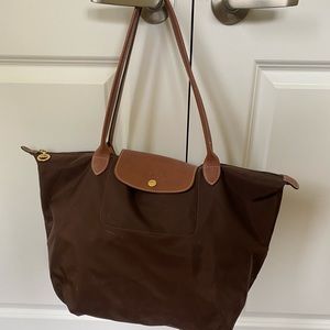 Authentic LONGCHAMP le pilage. Brown. Size: LARGE.
